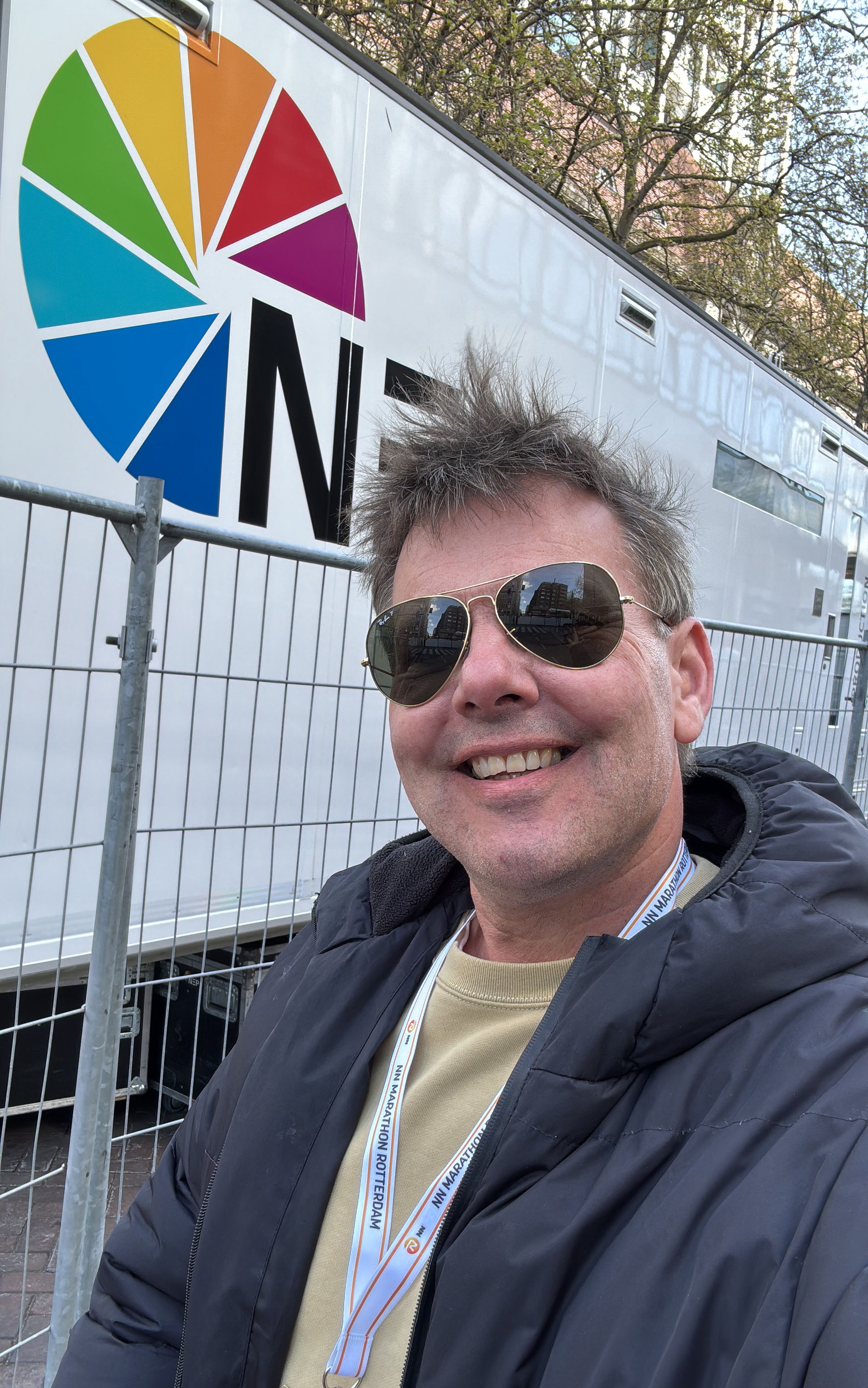 Dave staat voor de regie wagen van een tv uitzending