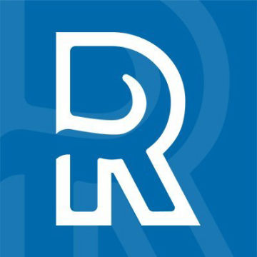 Blauwe achtergrond met een witte R. Logo regionale omroep rijnmond